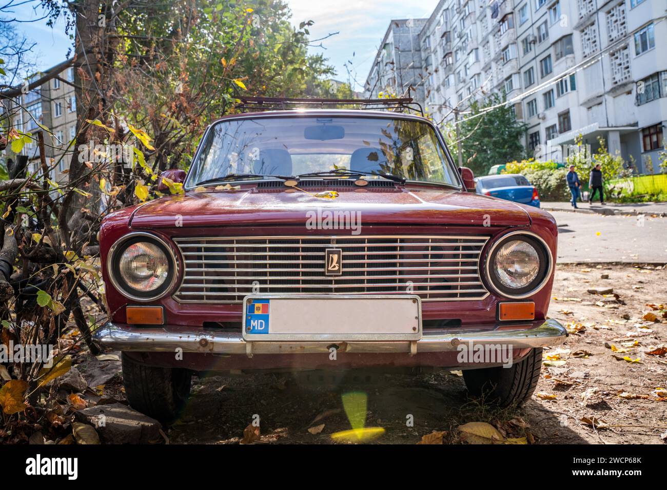 Nahaufnahme der Vorderseite des alten roten lada-Autos Stockfoto