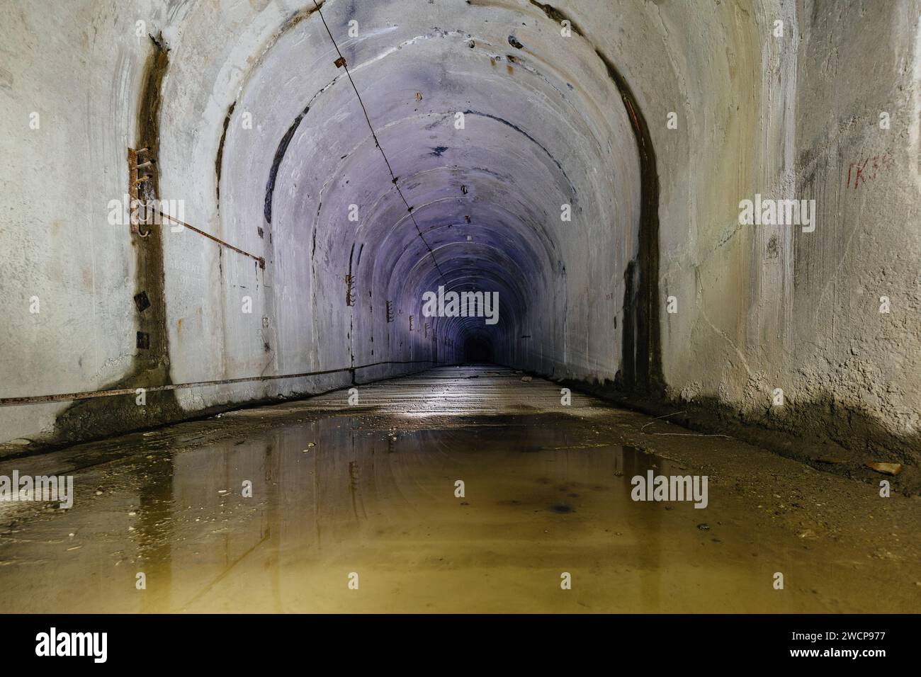 Dunkler überfluteter, schmutziger Tunnel am alten unterirdischen Bunker. Stockfoto