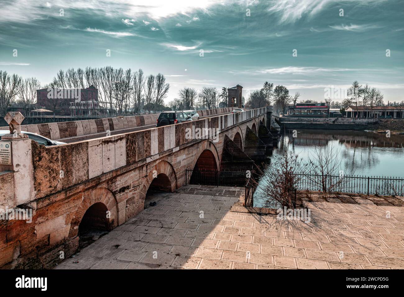 Edirne, Turkiye – 14. Januar 2024: Die Tunca-Brücke ist eine historische Brücke, die Edirne mit Karaagac verbindet und über den Tundzha-Fluss in Edirne, Tur überspannt Stockfoto