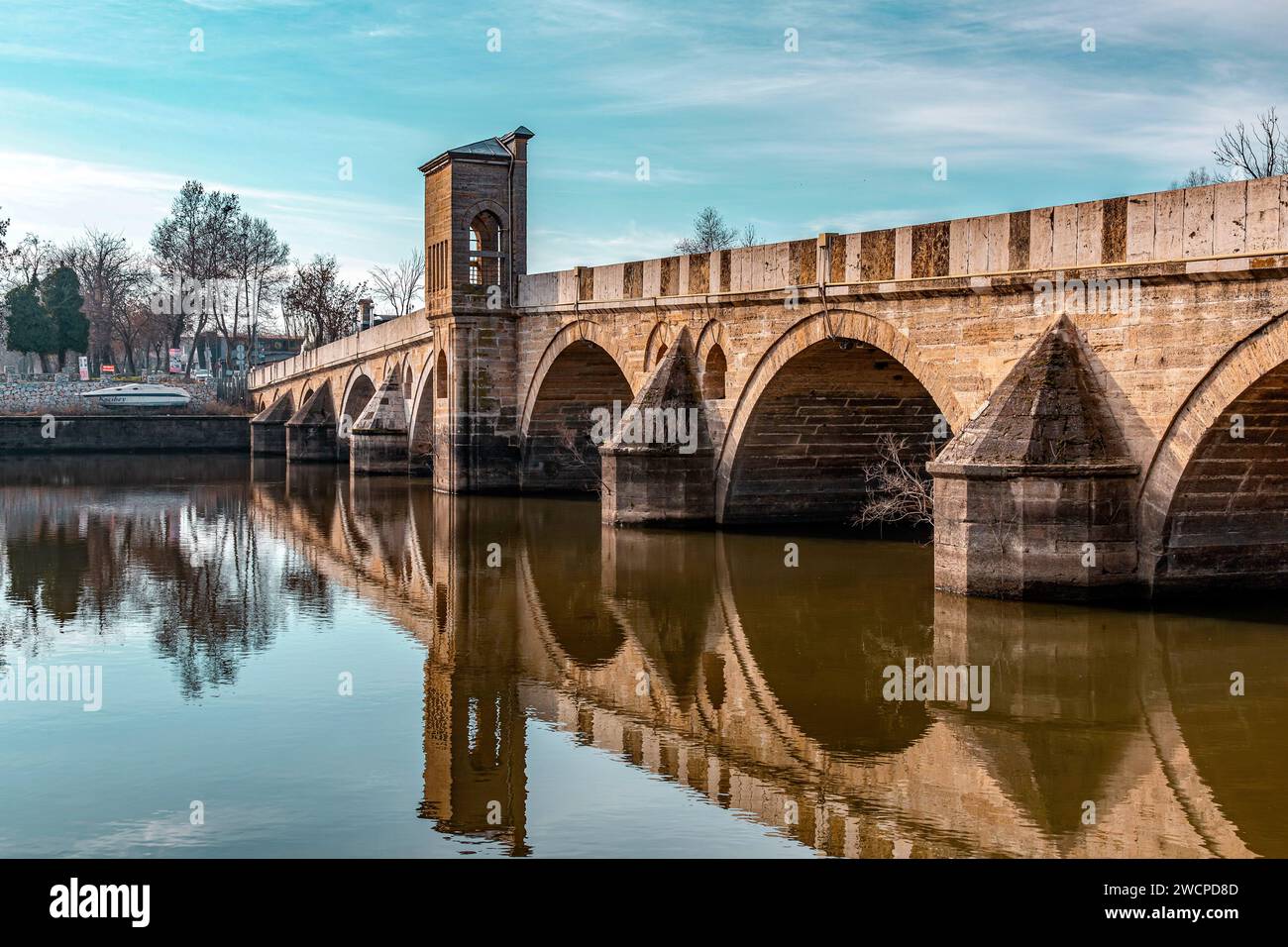 Edirne, Turkiye – 14. Januar 2024: Die Tunca-Brücke ist eine historische Brücke, die Edirne mit Karaagac verbindet und über den Tundzha-Fluss in Edirne, Tur überspannt Stockfoto