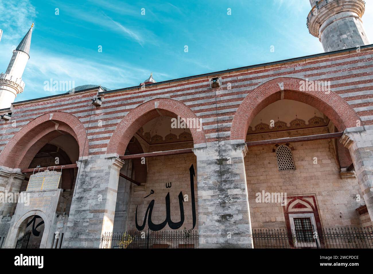 Edirne, Turkiye - 14. Januar 2024: Die Eski Cami, die alte Moschee, die im 15. Jahrhundert im Zentrum von Edirne, einer Hauptstadt des Osmanischen Reiches, erbaut wurde Stockfoto