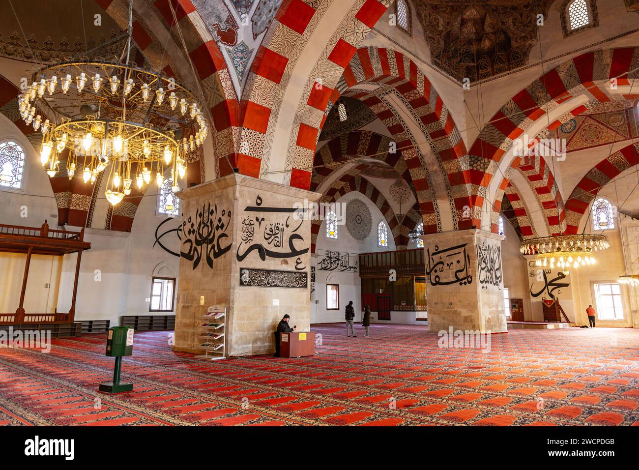 Edirne, Turkiye - 14. Januar 2024: Innenansicht von der Eski Cami, der alten Moschee, die im 15. Jahrhundert im Zentrum von Edirne, einem osmanischen Emp, erbaut wurde Stockfoto