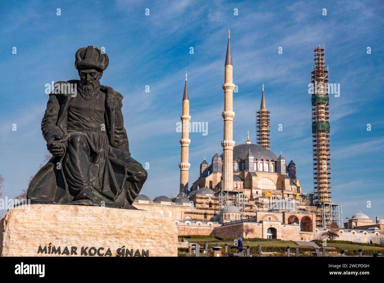 Edirne, Turkiye - 14. JAN 2024: Statue von Mimar Sinan, dem legendären kaiserlichen osmanischen Architekten, vor seinem Meisterwerk, der Selimiye-Moschee Stockfoto