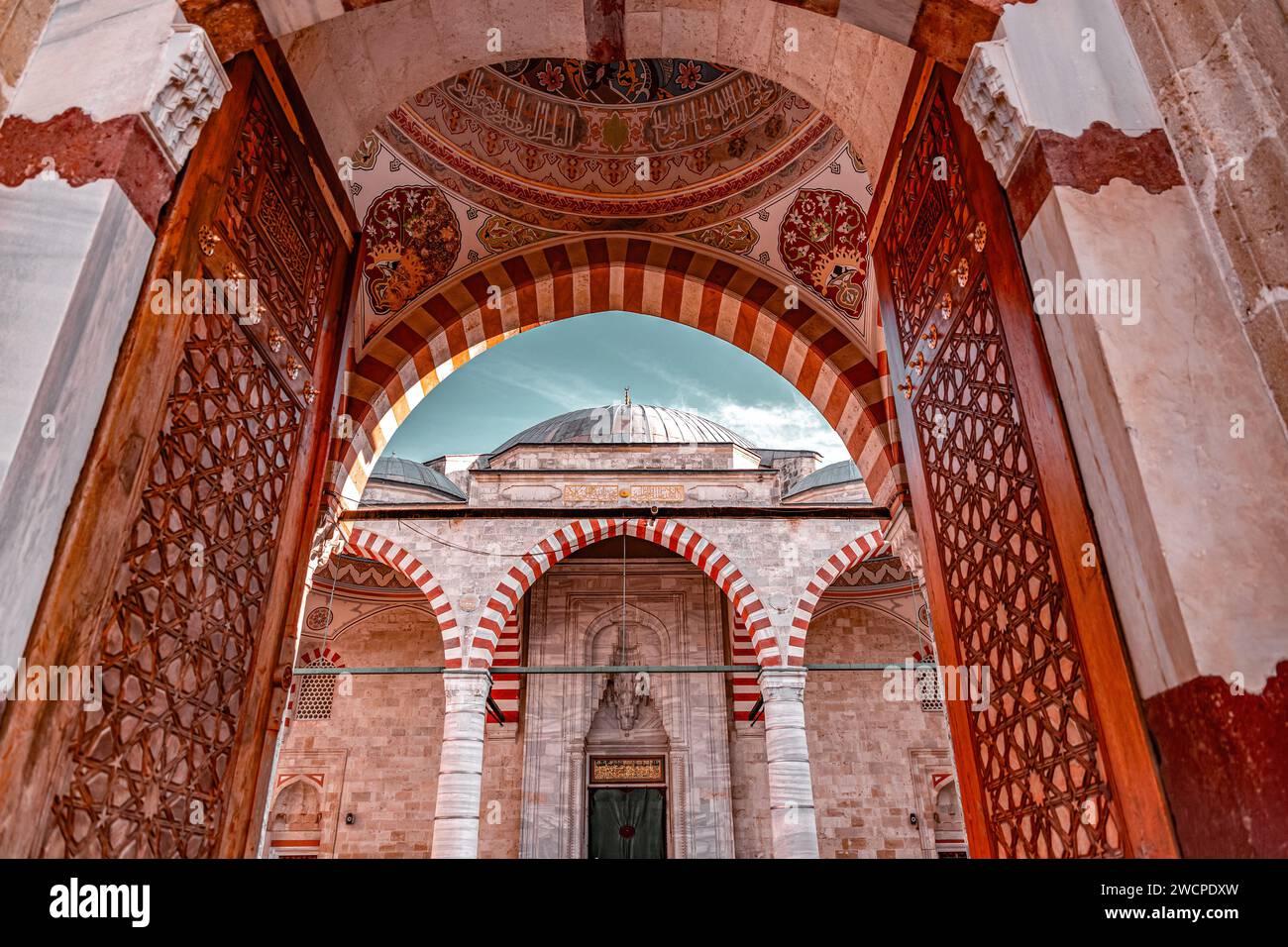 Edirne, Turkiye – 14. Januar 2024: Die UC Serefeli Moschee ist eine osmanische Moschee aus dem 15. Jahrhundert in Edirne, Türkei. Stockfoto