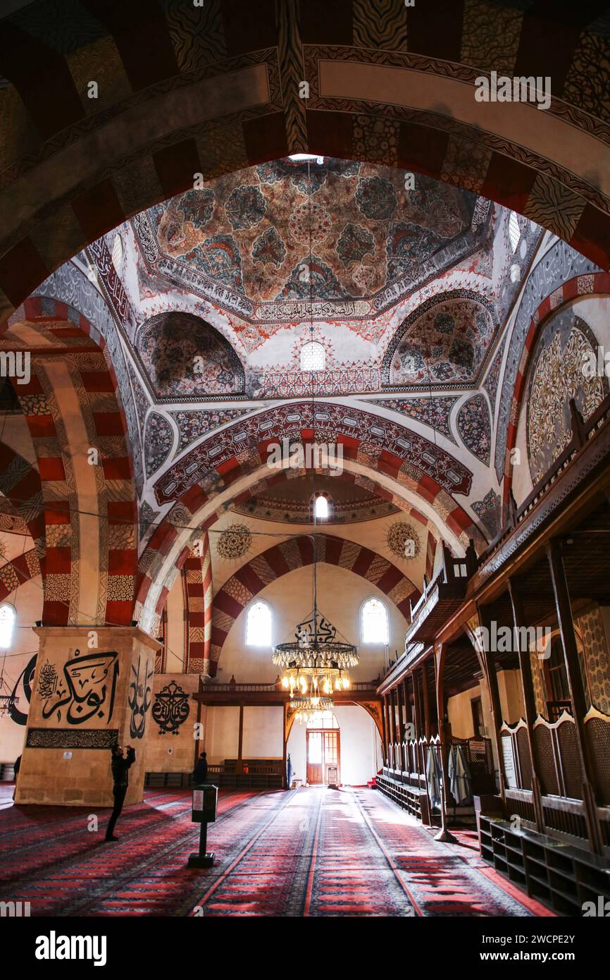 Edirne, Turkiye - 14. Januar 2024: Innenansicht von der Eski Cami, der alten Moschee, die im 15. Jahrhundert im Zentrum von Edirne, einem osmanischen Emp, erbaut wurde Stockfoto