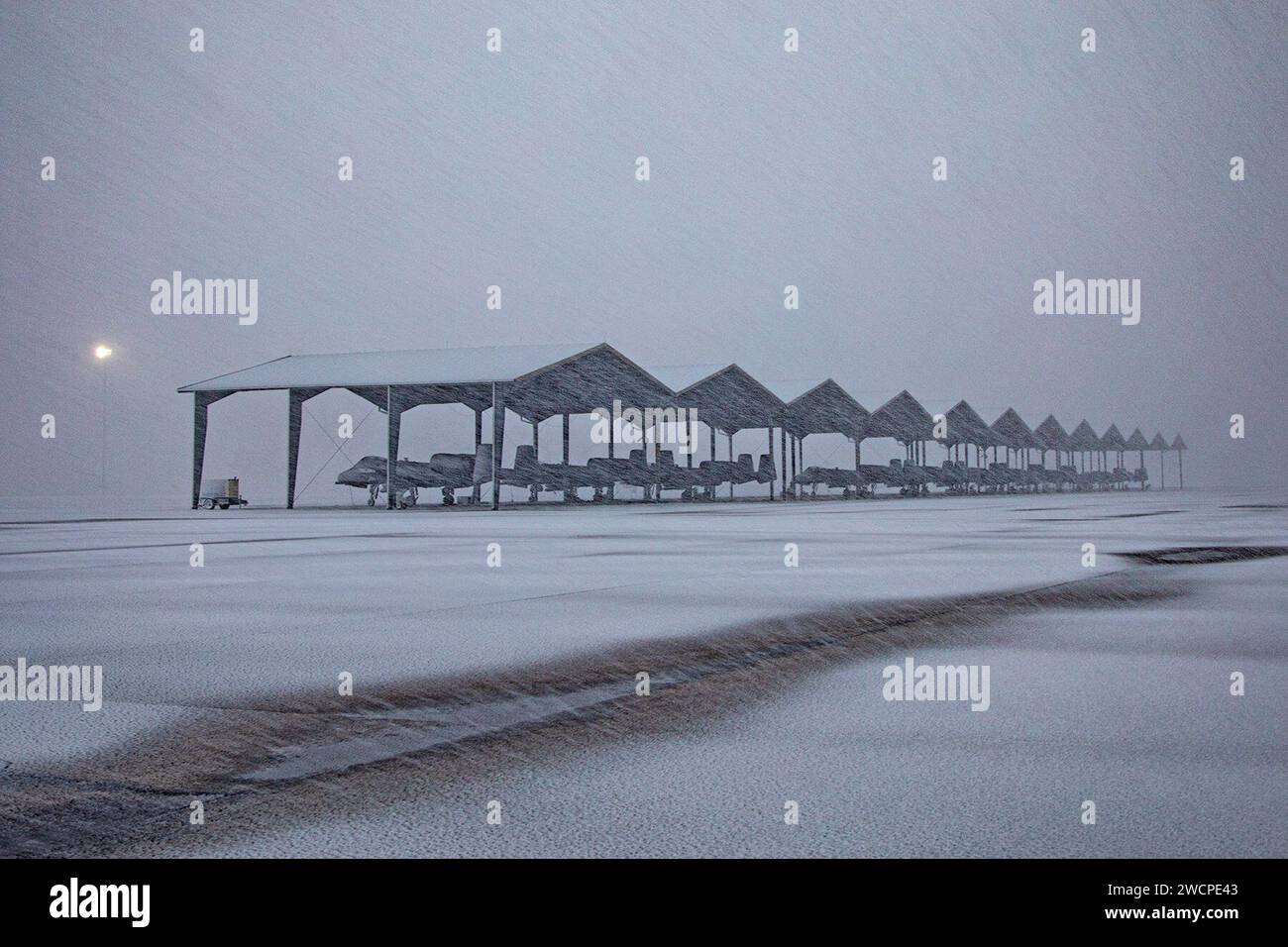 A-10C Thunderbolt II Flugzeuge werden während eines Wintersturms auf der Selfridge Air National Guard Base, Michigan, am 12. Januar 2024 auf der Fluglinie geparkt. Unabhängig von der Temperatur ist der 127. Flügel 24 Stunden am Tag, 365 Tage im Jahr zur Unterstützung des Staates und der Nation aktiv. (Foto der U.S. Air National Guard von Tech. Sgt. Draw Schumann) Stockfoto