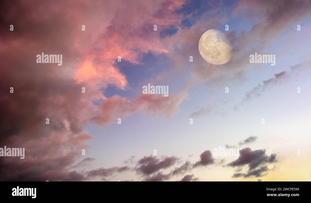 Ein Vollmond erhebt sich in Einem farbenfrohen Sonnenuntergang-romantischen Abendhimmel Stockfoto