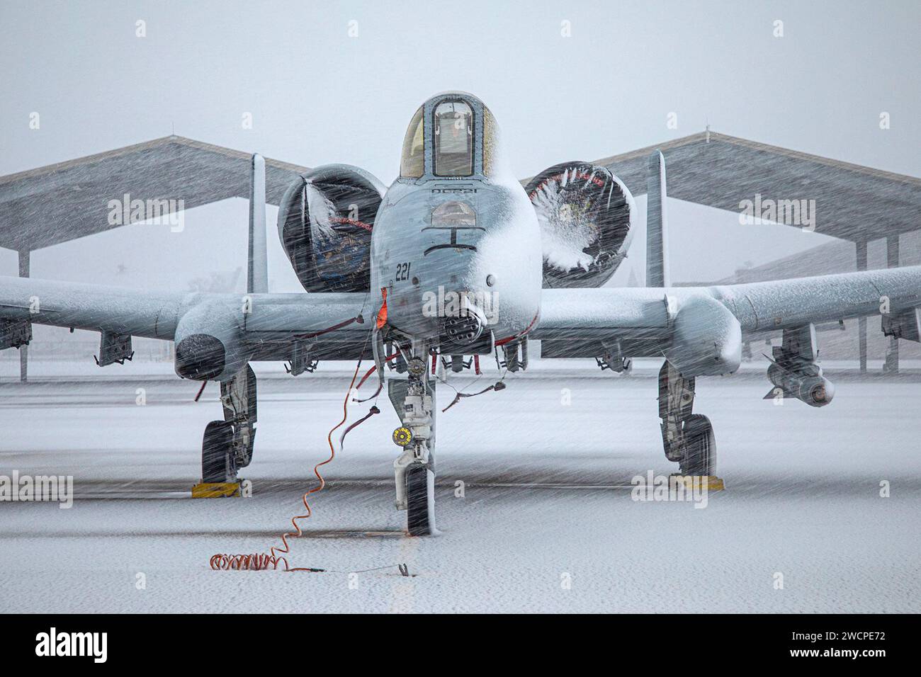 Am 12. Januar 2024 kam das Winterwetter im Südosten von Michigan an und schuf eine schneebedeckte Landschaft für Flugzeuge und Einrichtungen auf der Selfridge Air National Guard Base, mir. Unabhängig von der Temperatur ist der 127. Flügel immer einsatzbereit und arbeitet 24 Stunden am Tag, 365 Tage im Jahr, um den Staat und die Nation zu unterstützen. (Foto der U.S. Air National Guard von Tech. Sgt. Draw Schumann) Stockfoto