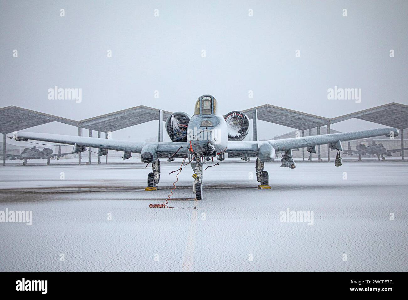 Am 12. Januar 2024 kam das Winterwetter im Südosten von Michigan an und schuf eine schneebedeckte Landschaft für Flugzeuge und Einrichtungen auf der Selfridge Air National Guard Base, mir. Unabhängig von der Temperatur ist der 127. Flügel immer einsatzbereit und arbeitet 24 Stunden am Tag, 365 Tage im Jahr, um den Staat und die Nation zu unterstützen. (Foto der U.S. Air National Guard von Tech. Sgt. Draw Schumann) Stockfoto
