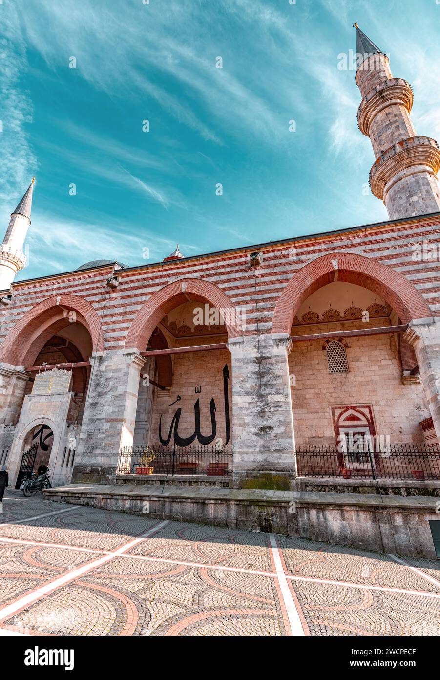 Edirne, Turkiye - 14. Januar 2024: Die Eski Cami, die alte Moschee, die im 15. Jahrhundert im Zentrum von Edirne, einer Hauptstadt des Osmanischen Reiches, erbaut wurde Stockfoto