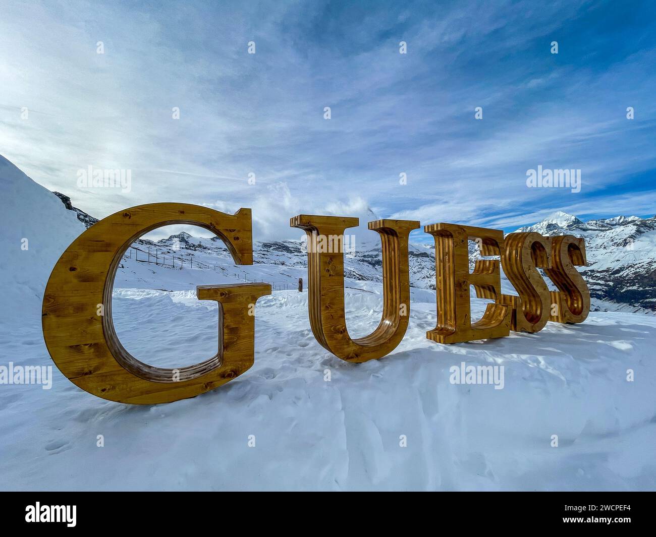 Schnee- und Eis-Iglu auf den Pisten des Skigebietes Zermatt, gesponsert von Guess. Stockfoto