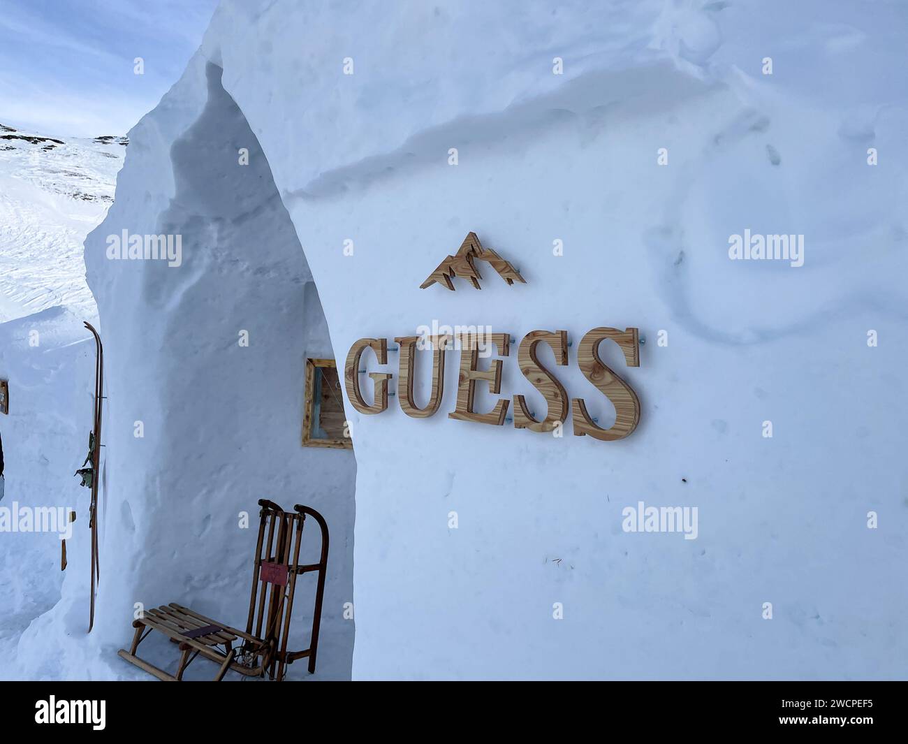 Schnee- und Eis-Iglu auf den Pisten des Skigebietes Zermatt, gesponsert von Guess. Stockfoto