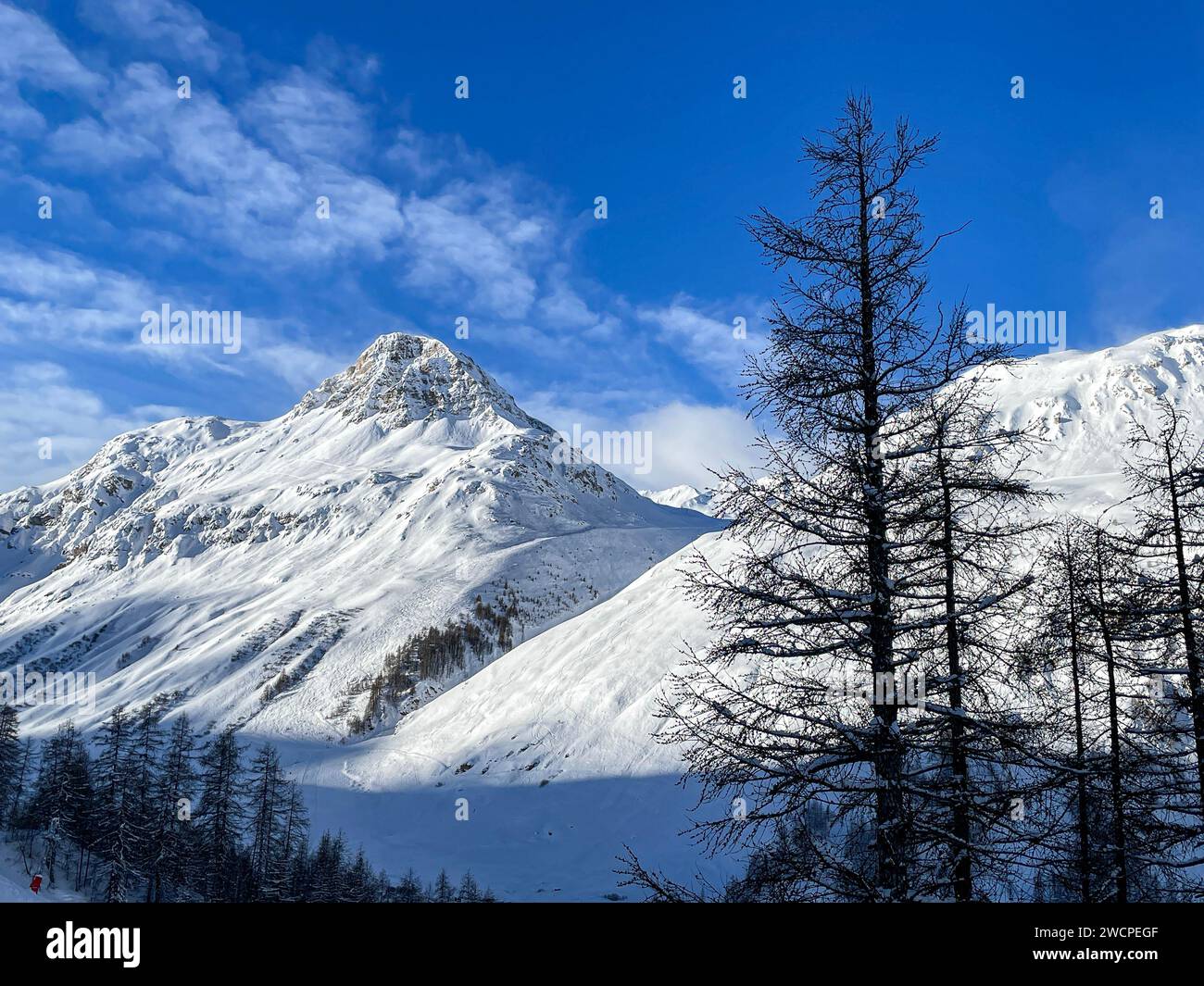 Schneegebirge vom Skigebiet Val d'Isere aus gesehen. Stockfoto