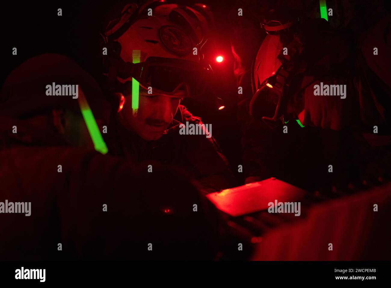 U.S. Marines mit Marine Medium Tiltrotor Squadron 365 (verstärkt), 24th Marine Expeditionary Unit, laden Munition an einem Vorwärtswaffenpunkt im Rahmen des Realistic Urban Training (RUT) auf Fort Barfoot, Virginia, 14. Januar 2024. Die RUT bietet der 24. MEU die Möglichkeit, in ungewohnten Umgebungen zu arbeiten, die Einheiten der Marine Air Ground Task Force zu integrieren und darauf hinzuarbeiten, als Sondereinsatzkräfte ausgewiesen zu werden. (Foto des U.S. Marine Corps von Sgt. Jacqueline Peguero-Montes) Stockfoto