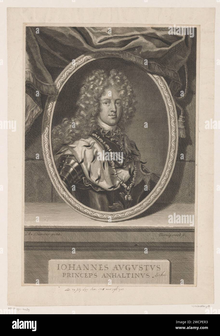 PortraT van Johann August von Anhalt -Zerbst, Martin Bernigeroth, nach Hendirkirkin Duvens, 1718–1733 Druck mit Ordenszeichen des Elefantenordens. Leipziger Papierstich / Ätzen historischer Personen. Mantel, Kleid, Kleid (Symbol der Souveränität). Rüstung. Ritterorden Stockfoto