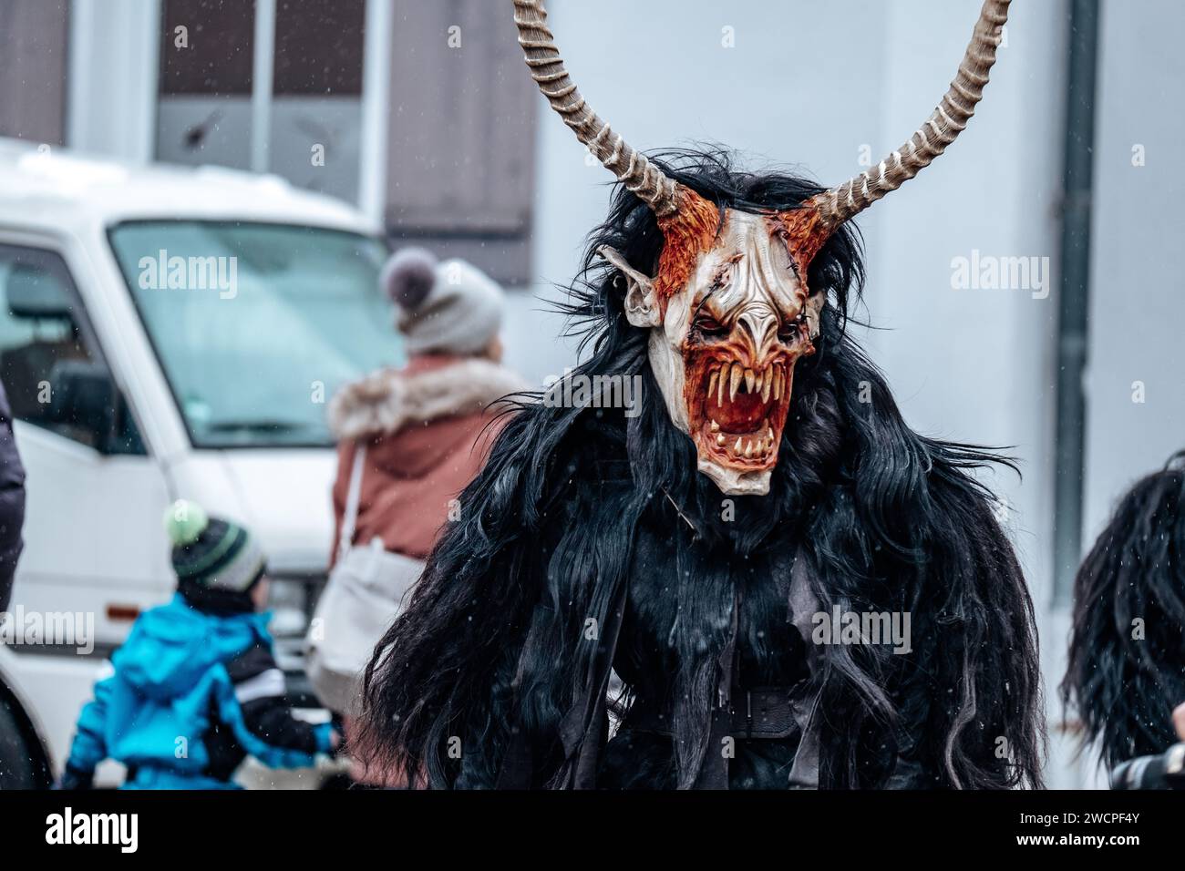 Krampus auf der Straße. Karnevalskostüme und Charaktere.Winterkostüme auf den Straßen Europas.Dämonengesicht des Krampus-Monsters Stockfoto