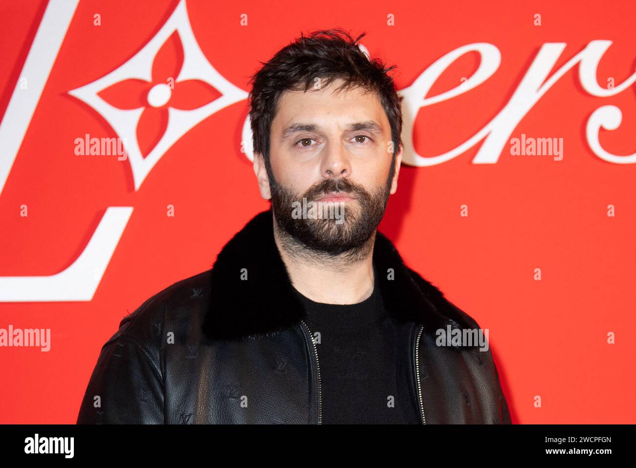 Pio Marmai besuchte die Louis Vuitton Herrenmode Herbst/Winter 2024-2025 Show im Rahmen der 