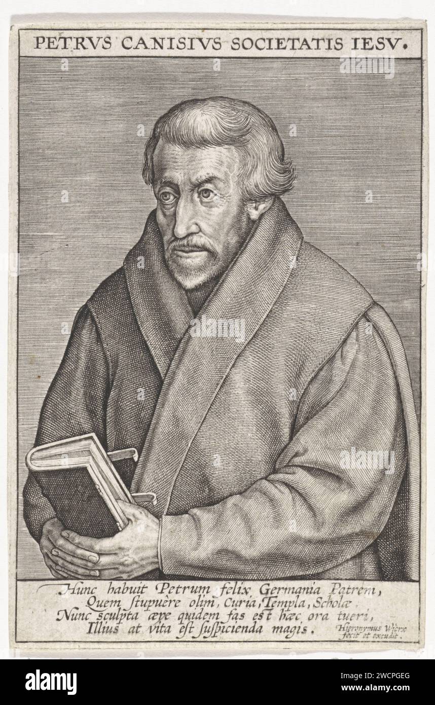 Portret Van Petrus Canisius, Jerome Wierix, 1563 - vor 1619 Druck Er hält ein Buch in der Hand. Am Rand eine vierzeilige Unterschrift in lateinischer Sprache. Antwerpener Gravurbuch aus Papier Stockfoto