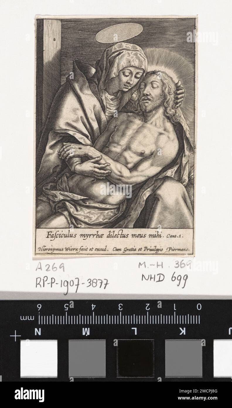 Piëta, Hieronymus Wierix, 1563 – vor 1619 Druck der Leib Christi liegt auf dem Schoß Marias, die ihren Sohn liebt. Am Rande ein Bibelzitat aus Hoogl. 1 auf Lateinisch. Antwerpener Papier, das den toten Christus in Marias Schoß graviert Stockfoto