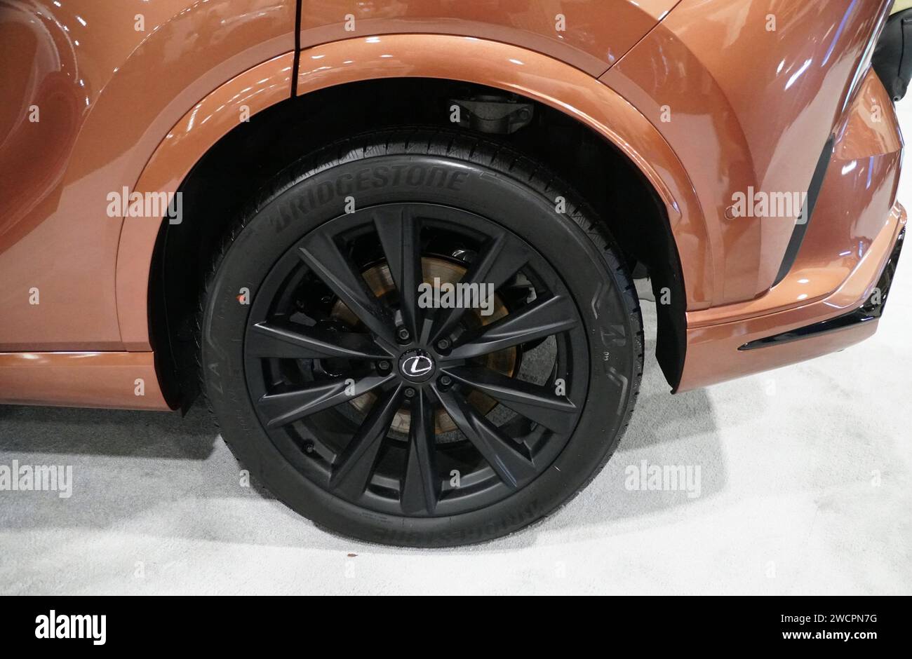 Philadelphia, Pennsylvania, USA – 14. Januar 2024 – das schwarze Leichtmetallrad des 2024 Lexus RX 500h F Sport Performance AWD Hybrid-SUV Stockfoto