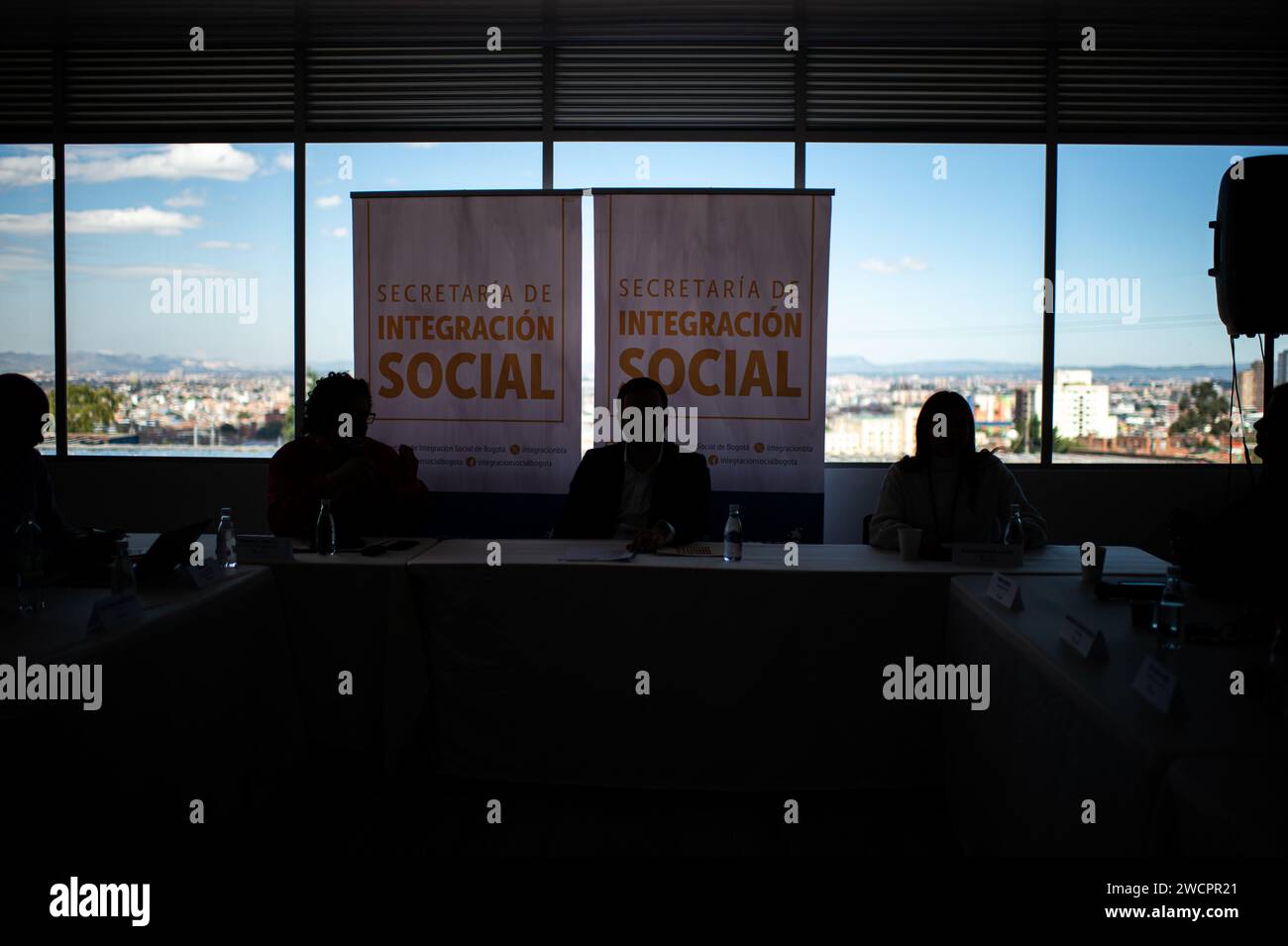 Bogota, Kolumbien. Januar 2024. Bogotas Bürgermeister Carlos Fernando Galan nimmt an einem Treffen und einer Pressekonferenz Teil, in der am 16. Januar 2024 neue wirtschaftliche Unterstützung für Familien mit niedrigem Einkommen in der Stadt Bogota, Kolumbien, angekündigt wird. Foto: Sebastian Barros/Long Visual Press Credit: Long Visual Press/Alamy Live News Stockfoto