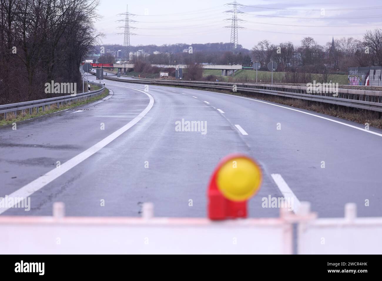 Essen, Deutschland. Januar 2024. In Essen ist die Bundesautobahn A42 wegen Brückendefekten in beiden Richtungen gesperrt. Quelle: David Young/dpa/Alamy Live News Stockfoto