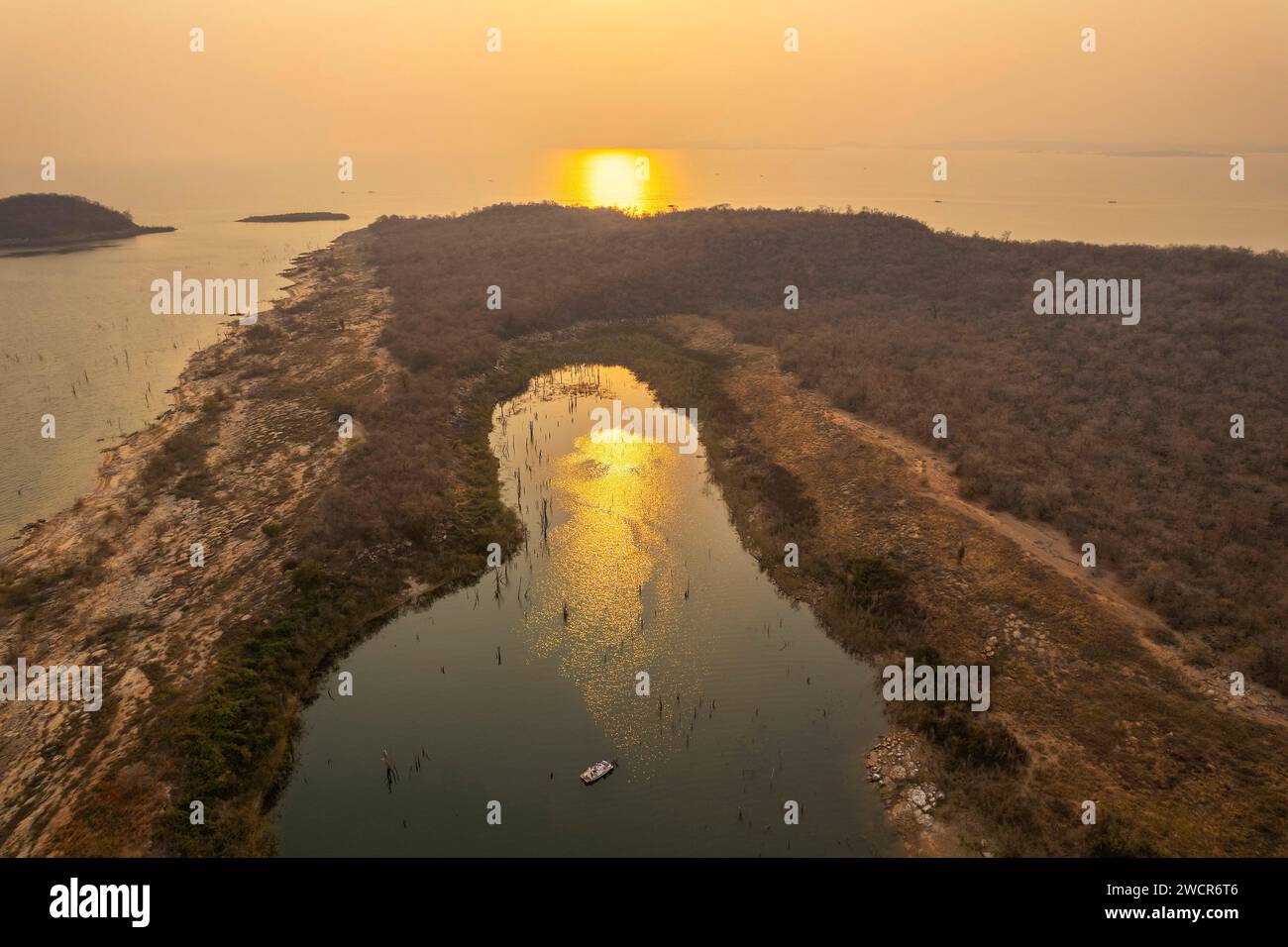 Der Sonnenuntergang über dem Kariba-See in Simbabwe. Stockfoto