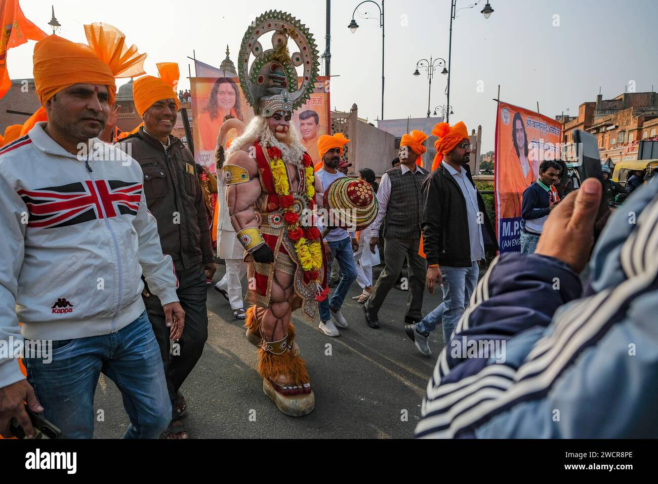 Jaipur, Indien - 31. Dezember 2023: Hanuman-Anhänger in einer Prozession in Jaipur, Indien. Stockfoto