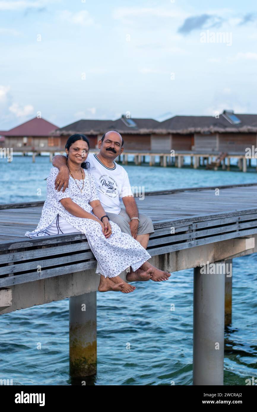 Ein Bild von indischen Paaren mittleren Alters, die Urlaub auf den Malediven verbringen Stockfoto