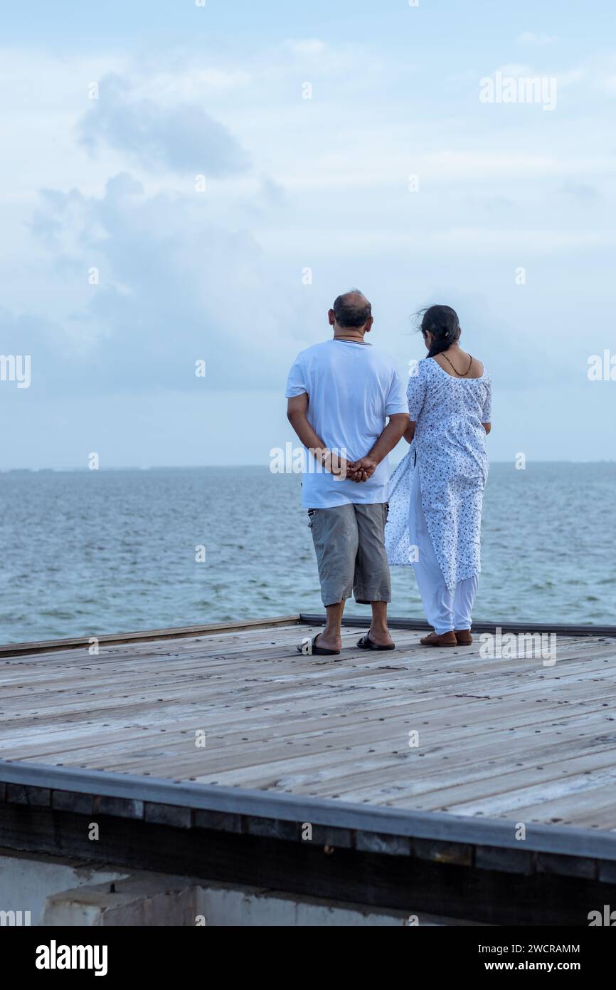 Ein Bild von indischen Paaren mittleren Alters, die Urlaub auf den Malediven verbringen Stockfoto