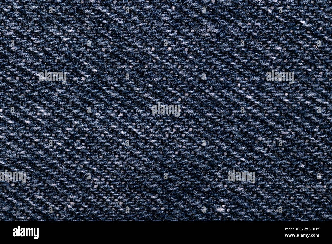 Denim-Oberfläche, blauer Jeansstoff, Vorderseite, von oben. Robustes Baumwollgewebe mit Kettbeschichtung. Art des Textils. Stockfoto