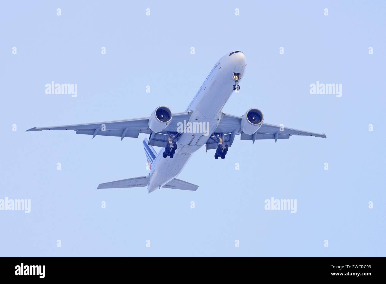 Flugzeug fliegt zum Ziel, Montreal, Kanada Stockfoto