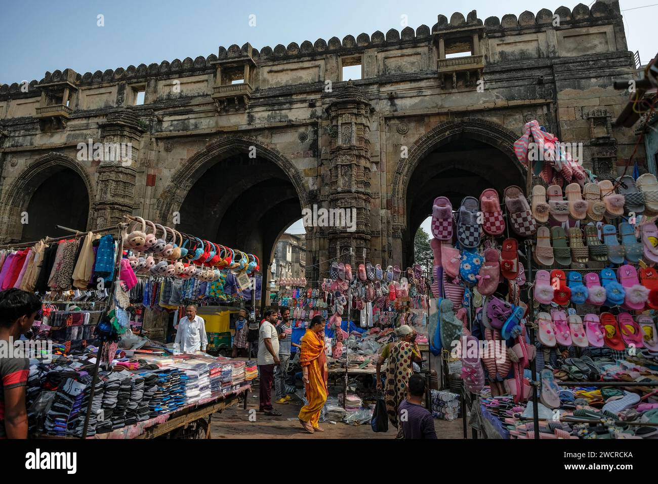 Ahmedabad, Indien - 10. Januar 2024: Menschen, die vor dem Teen Darwaza einkaufen, einem historischen Tor östlich des Bhadra Fort in Ahmedabad. Stockfoto