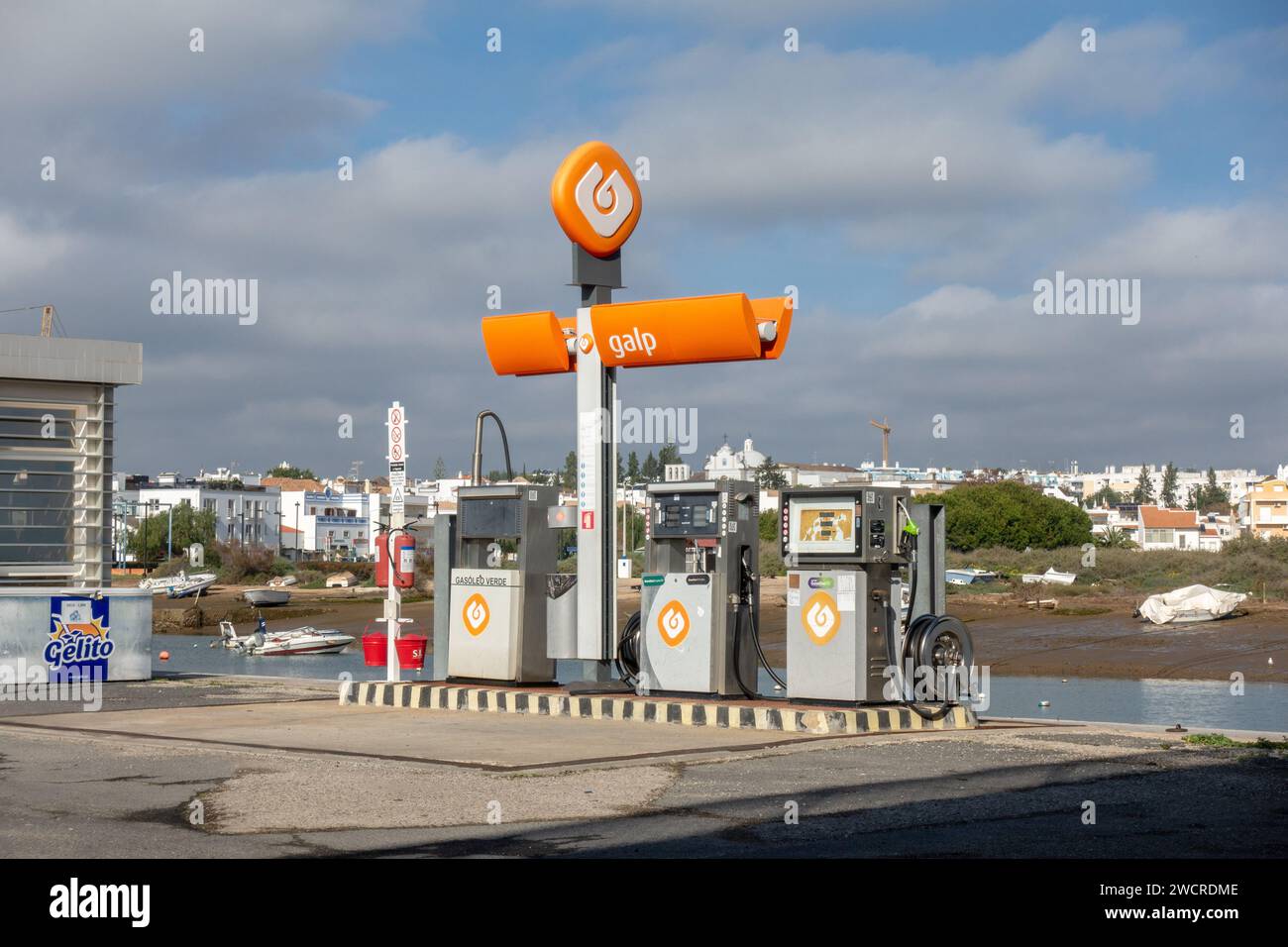 Tankstelle Galp Am Gilao River Tavira Portugal, Die Schifffahrtsboote Und -Autos Am 2. Januar 2024 Versorgt Stockfoto