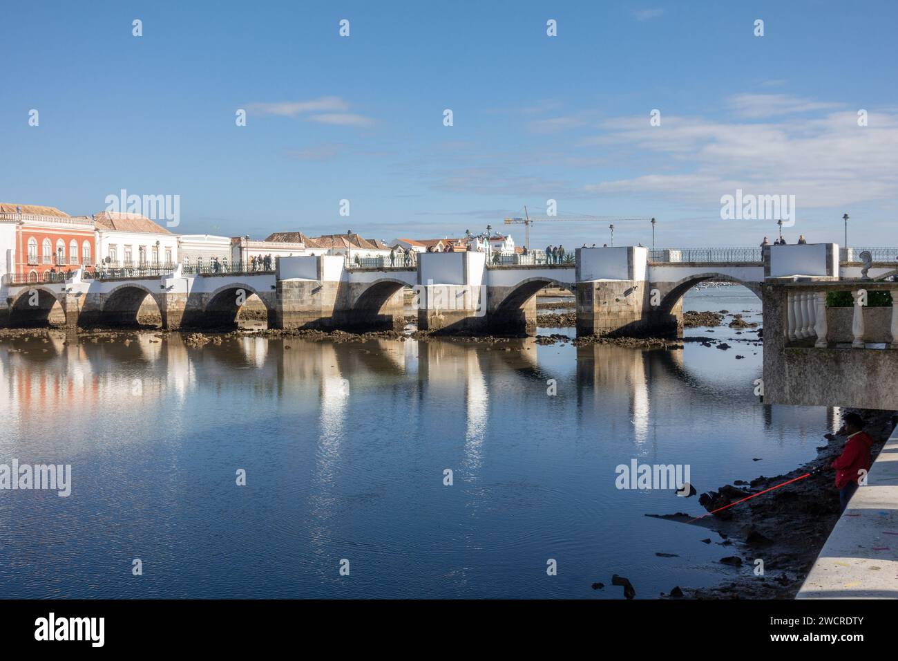Die Mittelalterliche Alte Brücke Von Tavira, Die Den Fluss Gilao Überspannt, Tavira Portugal 1. Januar 2024 Stockfoto