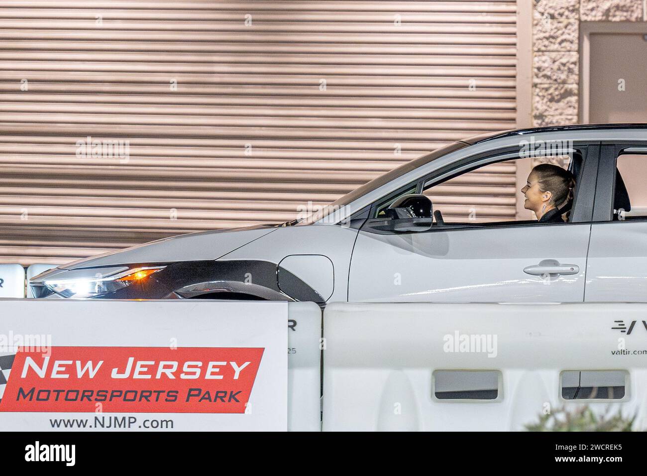 Philadelphia, PA, USA 17. Januar 2024 - Lindsay Rudisill fährt Besucher auf der Teststrecke in einer Toyota-Crossover bei der Philadelphia Auto Show - Photo Credit, Don Mennig Alamy Live News Stockfoto