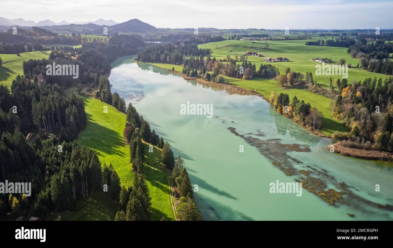 Eine Luft aus einem üppigen grünen Tal mit einem ruhigen Fluss, der sich durch das Tal schlängelt Stockfoto