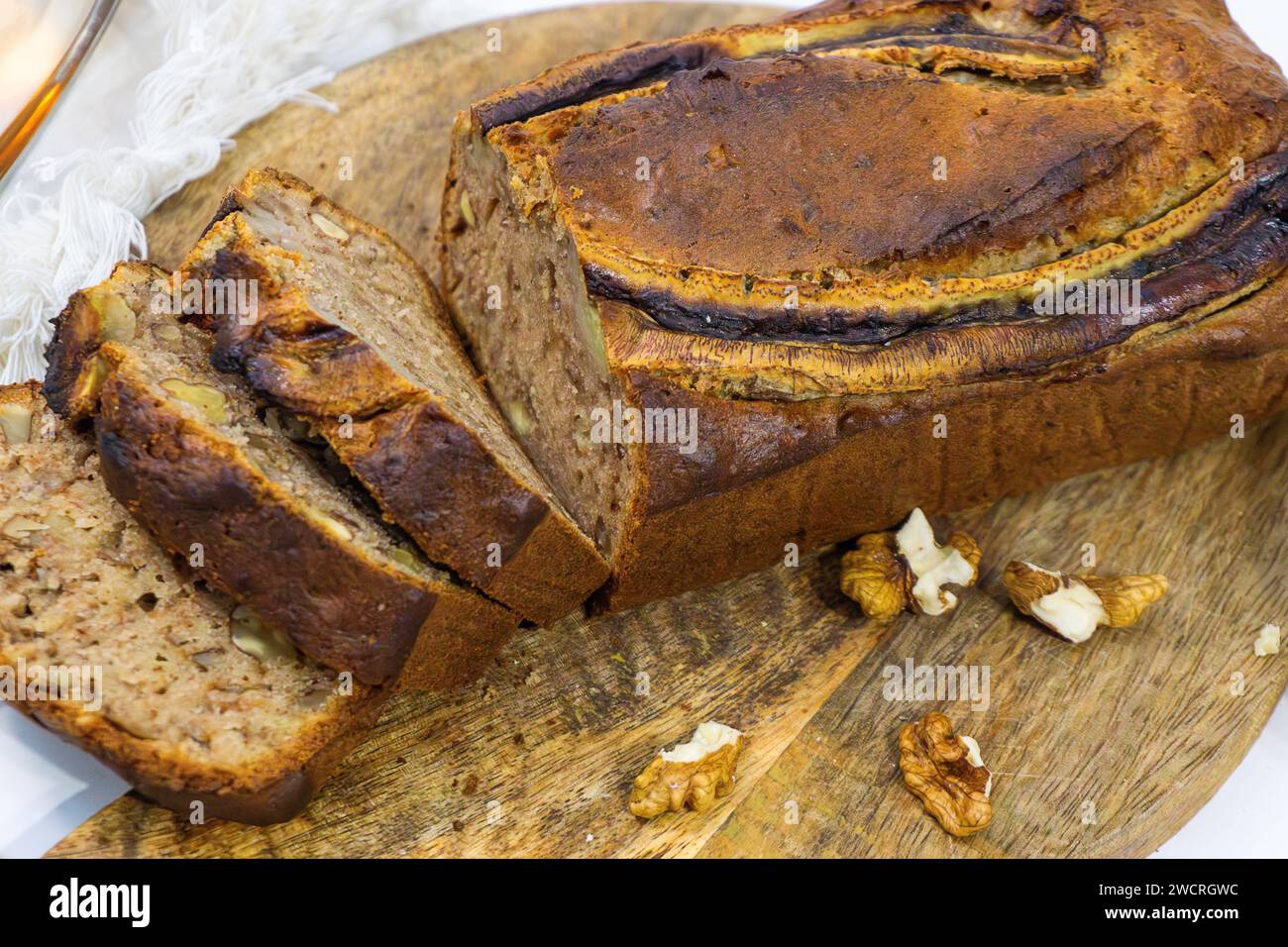 Hausgemachtes Bananenbrot auf verwundetem Schneidebrett. Stockfoto