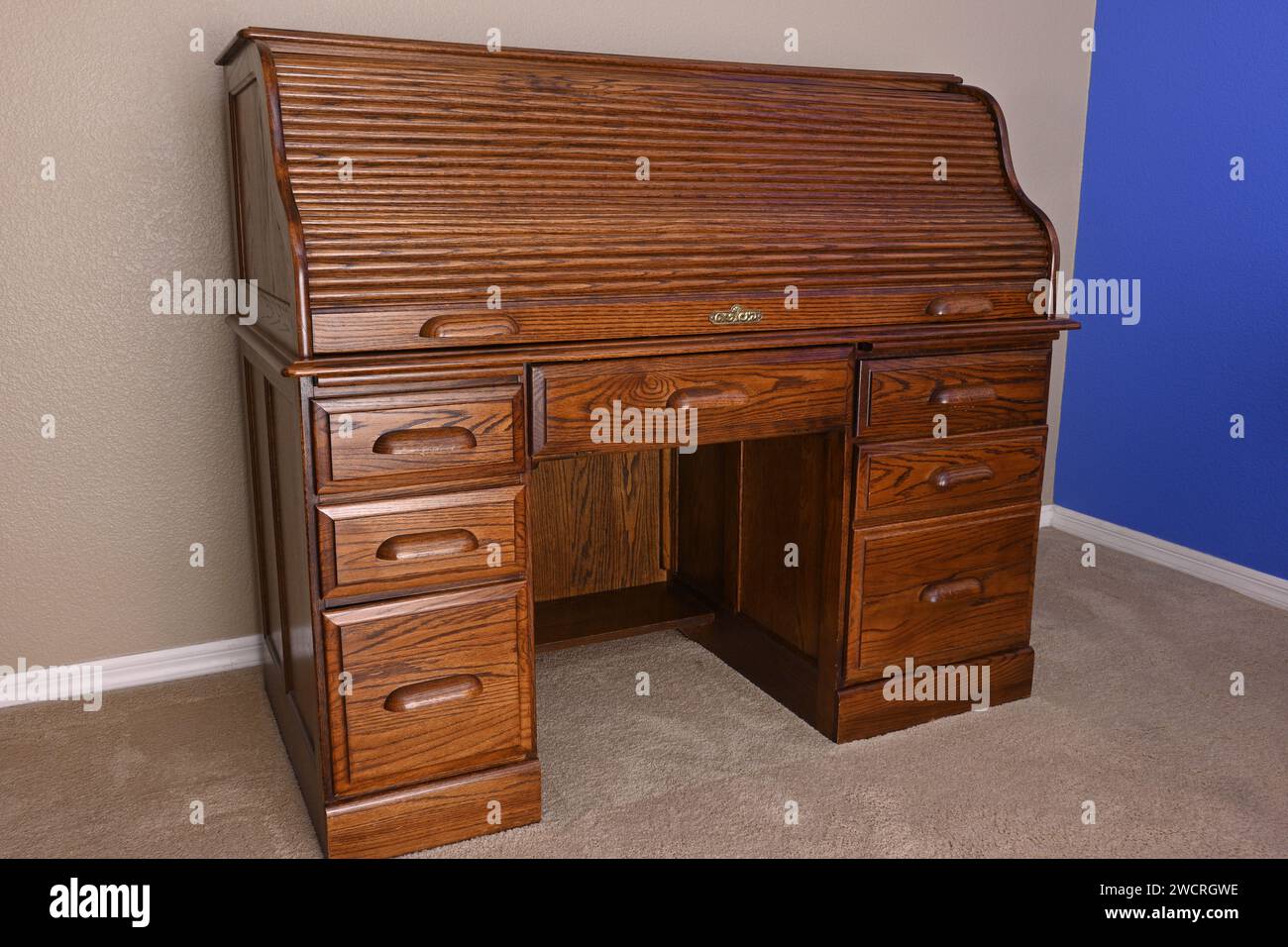 Alter Schreibtisch, Eichenmöbel, antik, Vintage, Retro im Bürozimmer Stockfoto