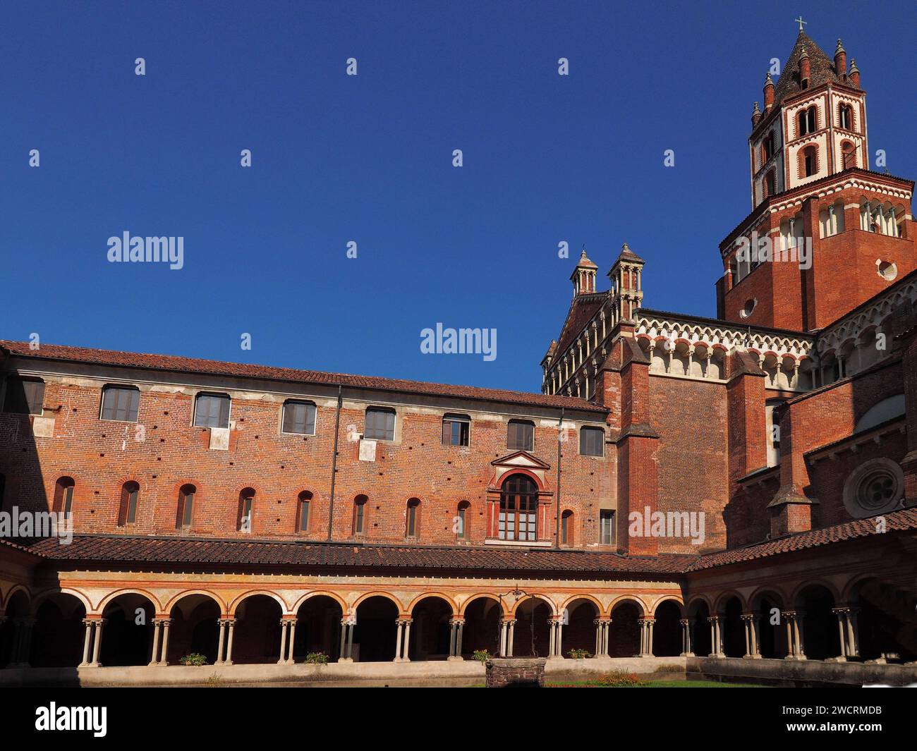 Kreuzgang Innenraum der Kirche Sant'Andrea, Piemont, Italien. Stockfoto