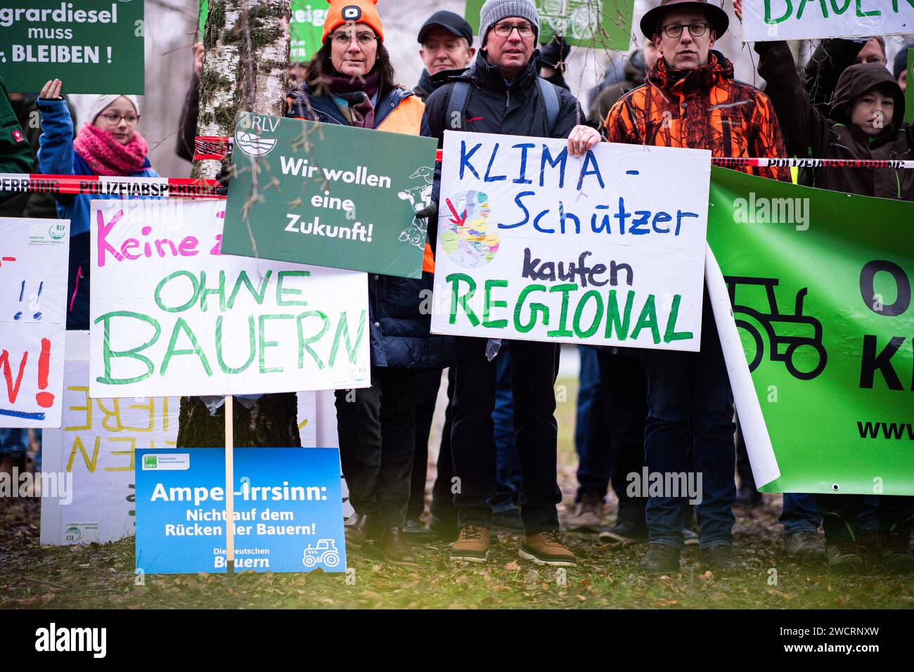 14.01.2024 - Demonstration von Landwirten vor FDP-Neujahrsempfang in Düsseldorf: Bauern, Landwirte des Rheinischen Landwirtschafts-Verbandes RLV protestieren vor der Partei-Veranstaltung im Maritim Hotel mit Schild Klimaschützer kaufen Regional, wir wollen eine Zukunft, Ampel-Irrsinn. , *** 14 01 2024 Demonstration von Landwirten vor FDP Neujahrsempfang in Düsseldorf Bauern, Bauern des Rheinischen Landwirtschafts Verbandes RLV protestieren vor dem Partyevent im Maritim Hotel mit Schild Klimaschutz kaufen regional, Wir wollen eine Zukunft, Ampelwahnsinn , Stockfoto