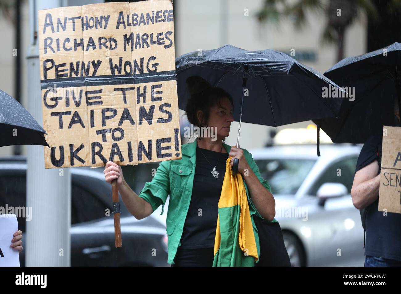 Sydney, Australien. Januar 2024. Ukrainer und Unterstützer hielten eine Kundgebung in der 1 Bligh Street ab, wo sich die Büros des Commonwealth-Parlaments in Sydney im Rahmen der Kampagne #FreeTheTaipans befinden. Die Ukraine hat Australien offiziell aufgefordert, die 45 Taipan-Hubschrauber, die sie nicht mehr einsetzen will, zu schicken, die jeweils etwa 20 Millionen Dollar Wert sein könnten (insgesamt 900 Millionen Dollar). Die australische Regierung plant jedoch, sie trotz der noch verbleibenden Jahre ihrer Lebensdauer abzuwracken. Richard Milnes/Alamy Live News Stockfoto