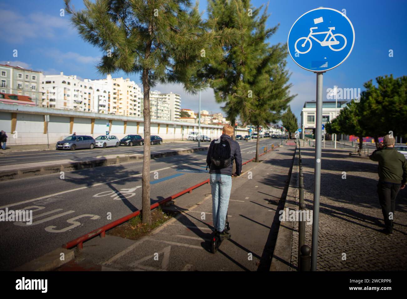 Radweg, der den Bahnhofsbereich Santa apolonia und den Kreuzfahrthafen von Lissabon überquert. Stockfoto