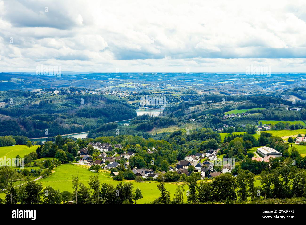 Blick vom Unnenbergturm auf die umliegende Landschaft. Aussichtsturm auf dem Unnenberg im Bergischen Land. Natur mit Wäldern. Stockfoto