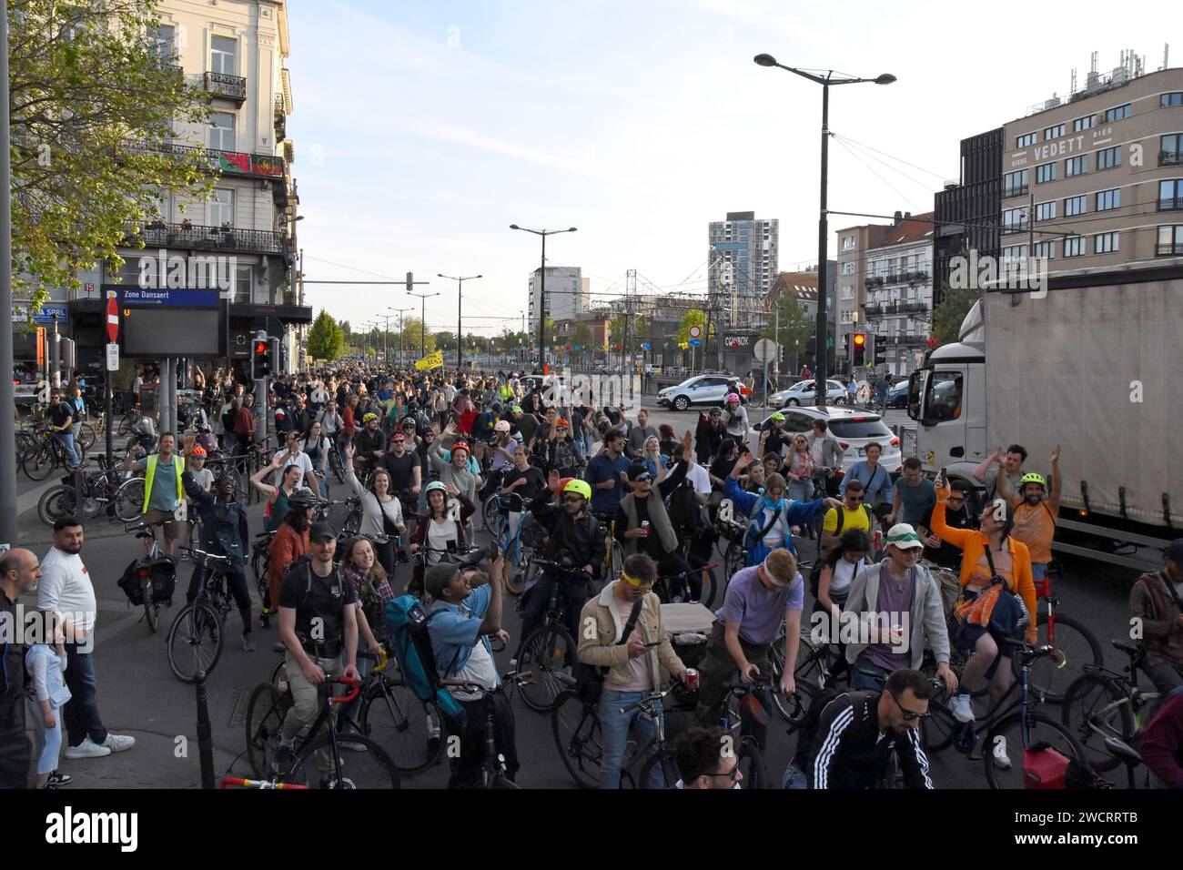 Hunderte von Radfahrern nehmen an Critical Mass, Raddemonstrationen und Feierlichkeiten Teil, die jeden Monat weltweit stattfinden, Brüssel, Belgien, Mai 2023 Stockfoto