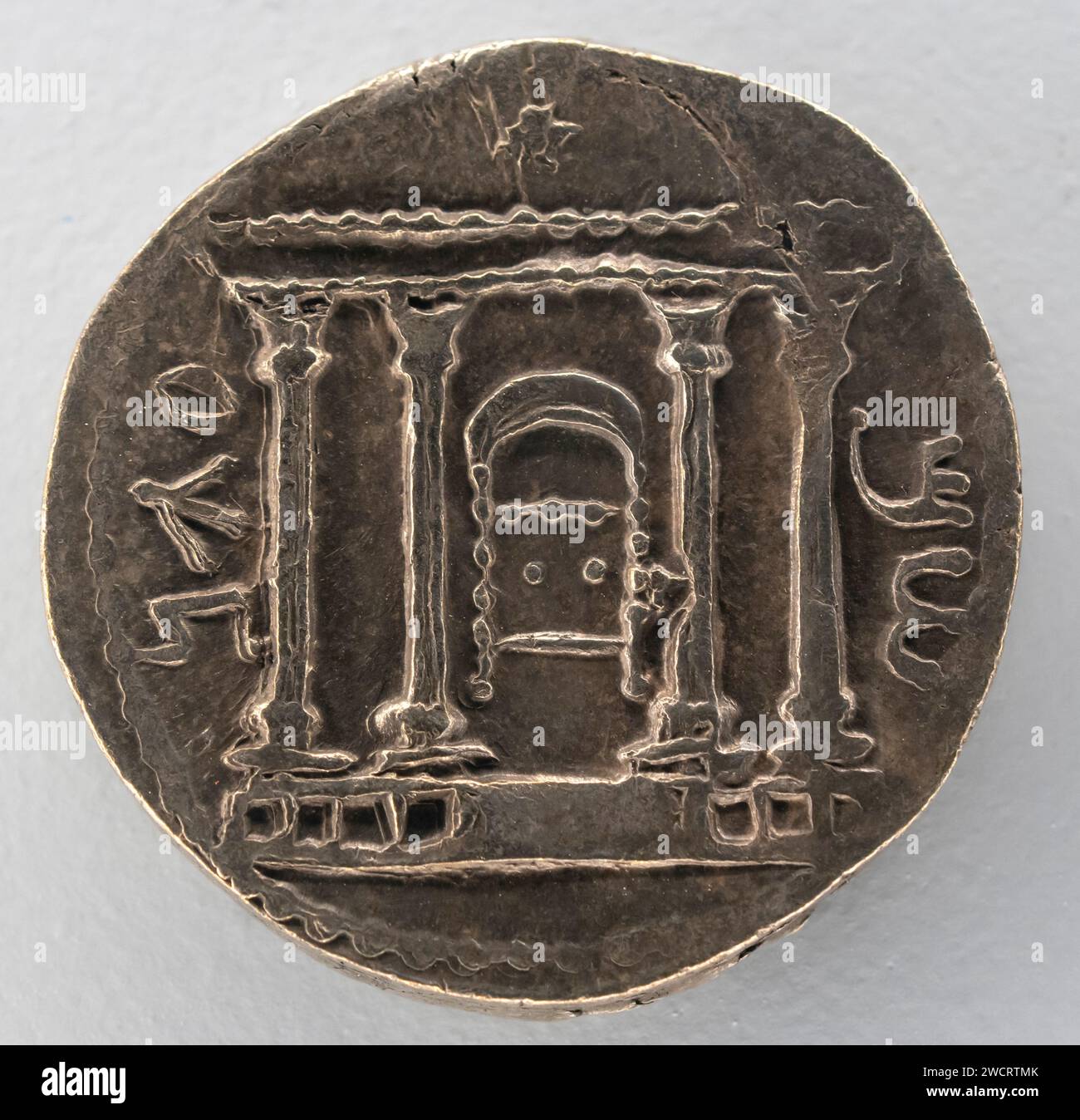 Alte Bronzemünze mit dem Bild des jüdischen Tempels der Bar Kokhba Revolte, die eine groß angelegte bewaffnete Rebellion war, die von den Juden Judäas initiiert wurde, angeführt von Simon bar Kokhba, gegen das Römische Reich im Jahr 132 n. Chr., die bis 136 dauerte. es war die dritte und letzte Eskalation der jüdisch-römischen Kriege. Stockfoto