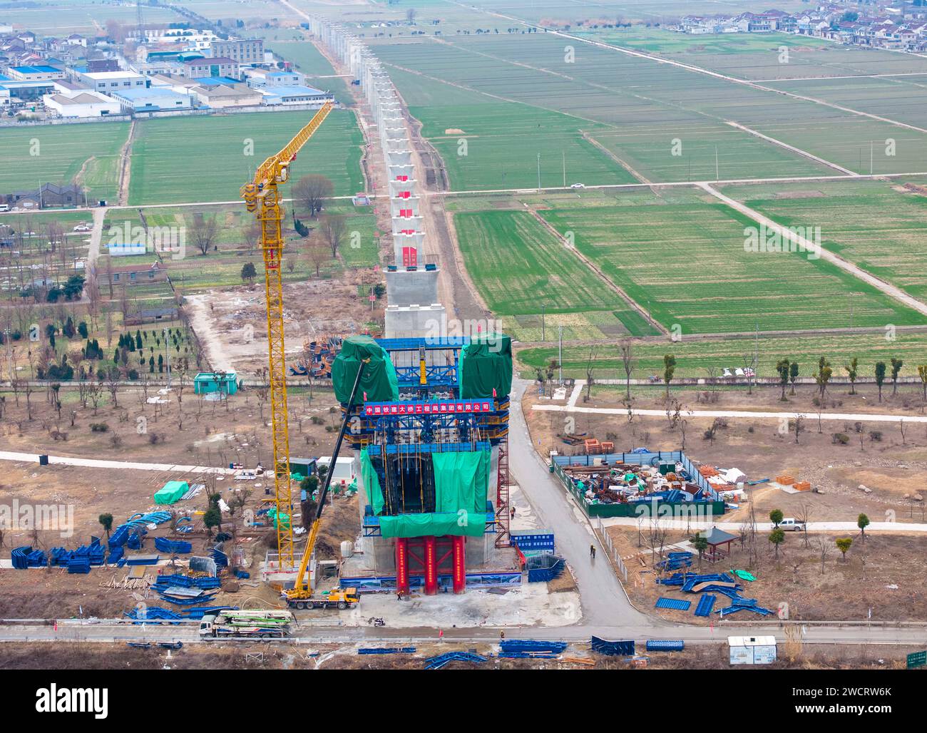TAIZHOU, CHINA - 17. JANUAR 2024 - Arbeiter führen Bauarbeiten an durchgehenden Balken der Tongtaiyang-Brücke durch, die den Yangtze-Fluss verbindet Stockfoto