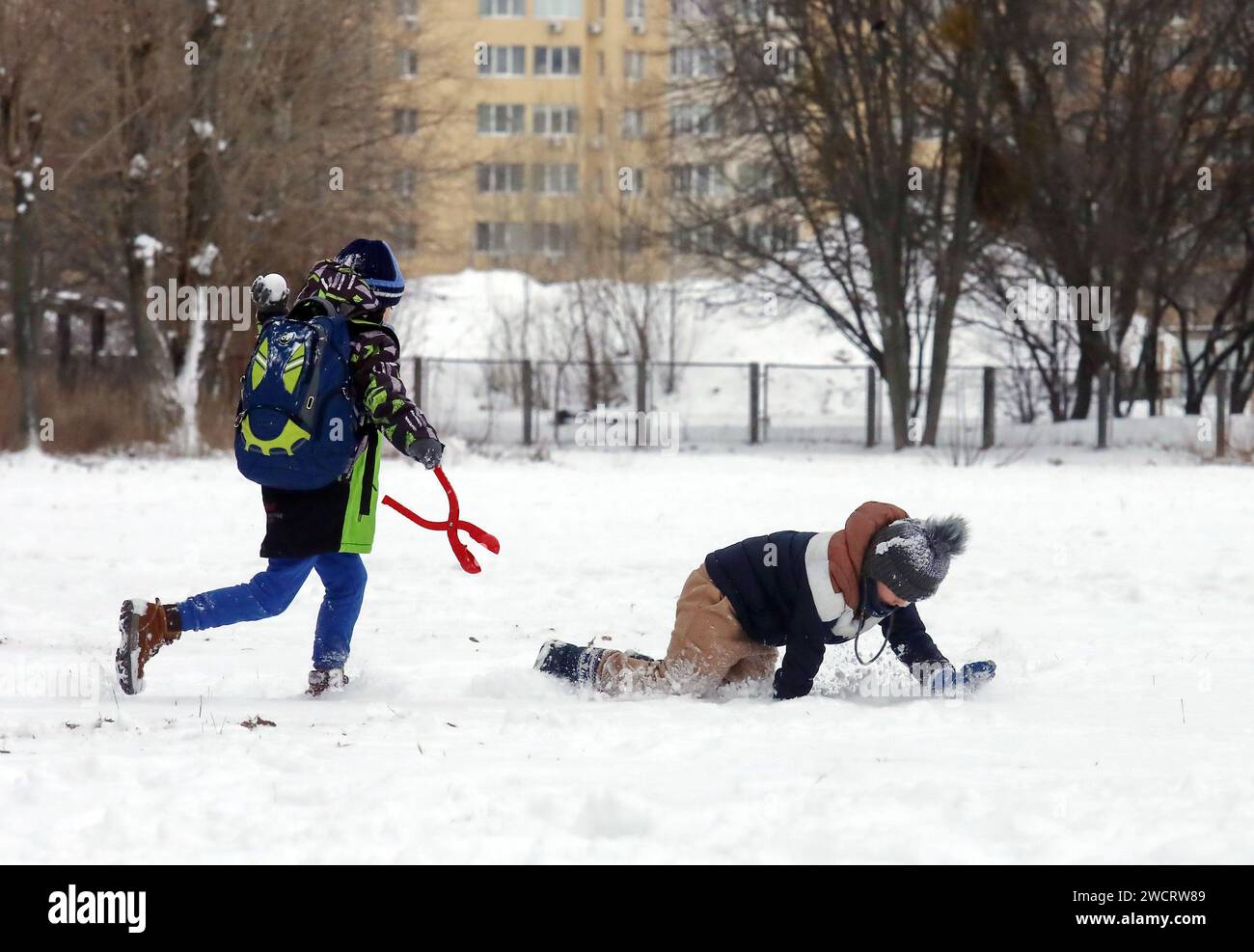 VYSHNEVE, UKRAINE - 15. JANUAR 2024 - Kinder spielen Schneebälle, Vyshneve, Kiew Region, Nord-Zentral-Ukraine. Stockfoto