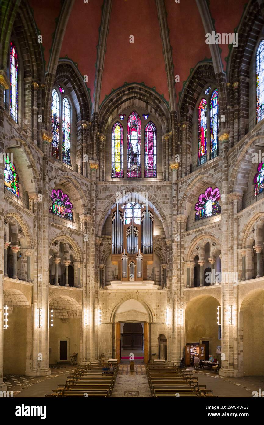 Inneres der Basilika St. Gereon, Köln/Köln, Deutschland, eine romanische Kirche von ca. 1200 mit ovalem Kirchenschiff, nach dem Krieg wieder aufgebaut, moderne Glasmalerei. Stockfoto