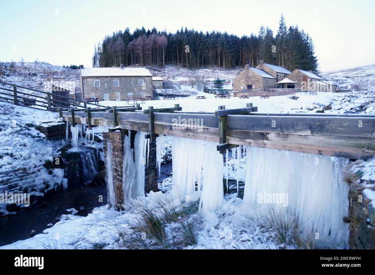 Eiszapfen hängen an einer Brücke in der Killhope Slate Mine im County Durham, wo die Temperaturen bis auf -8 °C sanken In dieser Woche werden die Temperaturen unter dem Gefrierpunkt und der Schnee für einen Großteil Großbritanniens anhalten, da die arktische Luft kalt ist, bevor das „potenziell störende“ stürmische Wetter am Wochenende landet. Bilddatum: Mittwoch, 17. Januar 2024. Stockfoto